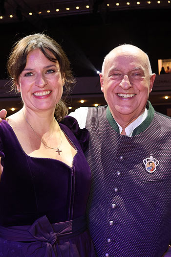 Kabarettistin Angela Ascher, Angermaier Chef Dr. Axel Munz bei der ANGERMAIER TRACHTEN NACHT in der Alten Kongresshalle M&uuml;nchen am 10.09.2024 (&copy;Foto: Martin Schmitz)